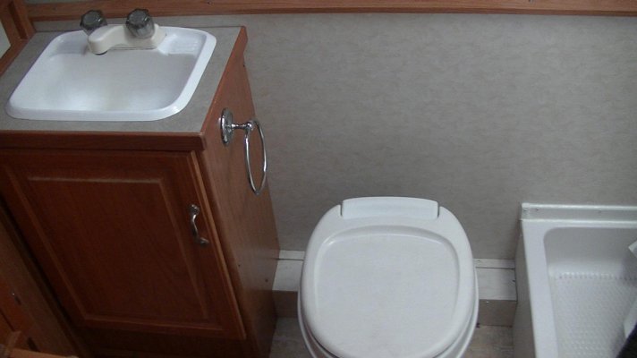 13.bath sink,commode.jpg