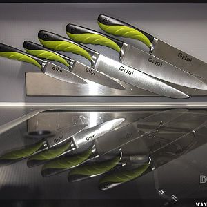 Magnetic knife bar