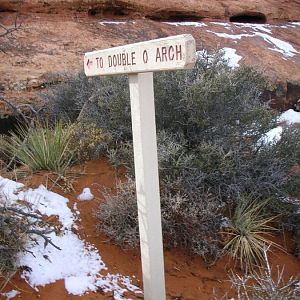 Double O Arch trail marker