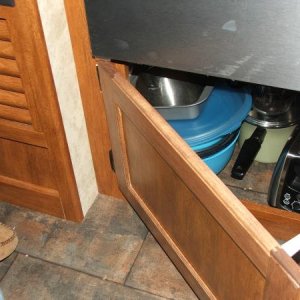 Door for space under stove to put pots and pans