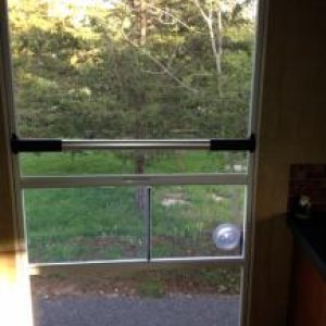 Screen door cross bar