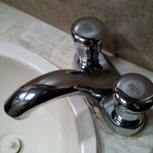 Self closing bathroom faucet