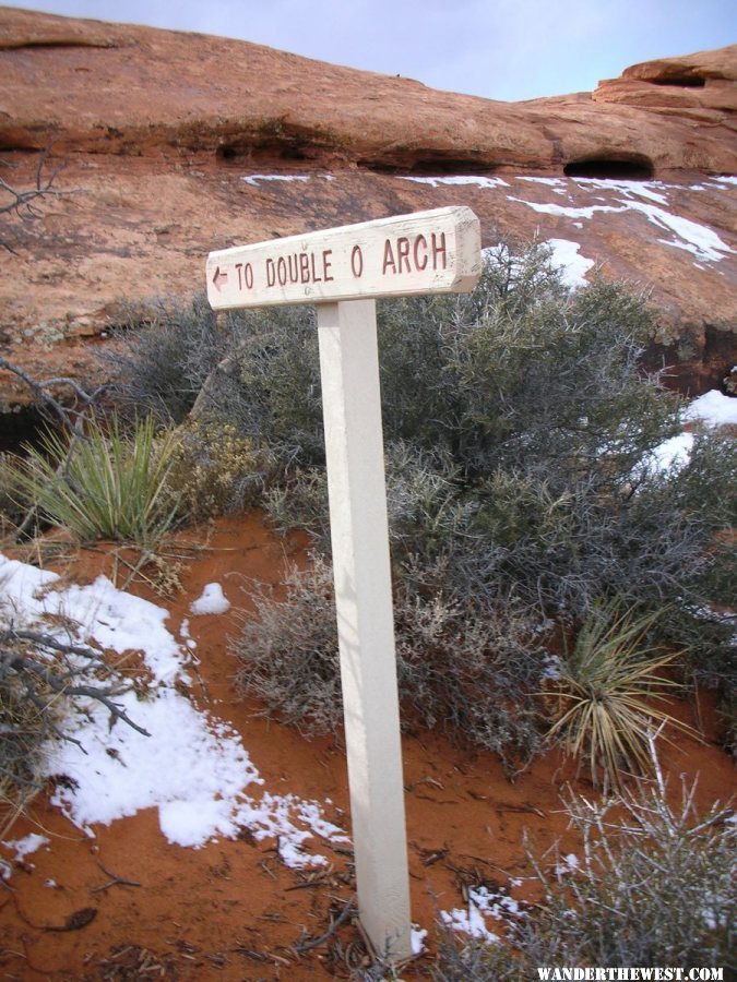 Double O Arch trail marker