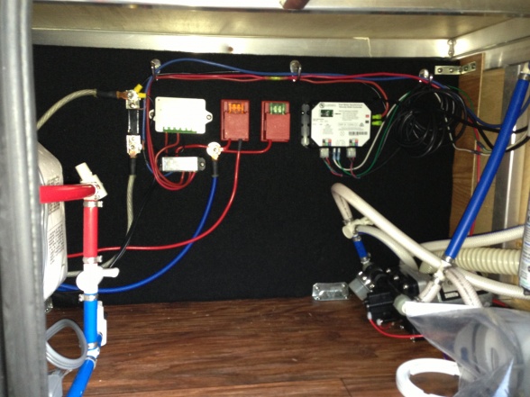 Main power distribution panel: L-R current measurement shunt, solar controller, 40A Maxi fuse for house power, spare Maxi fuse for inverter, front sli