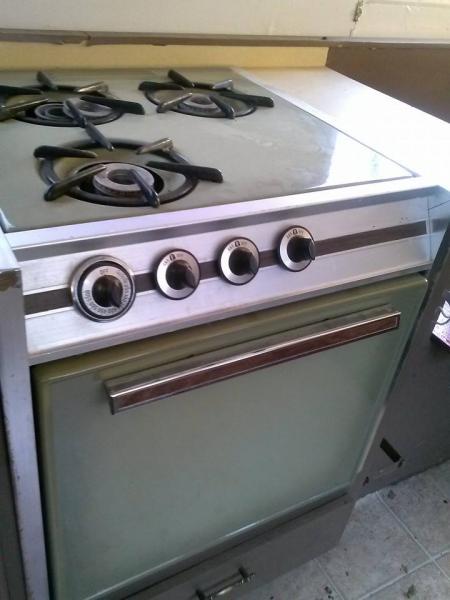 Propane oven and stove - Don't know if it works or not. We have no idea how to use anything yet.