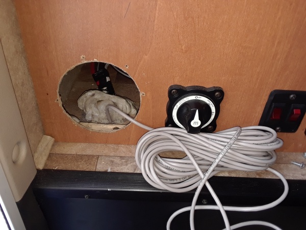 Ran 702 wire from inder the coach to the inside of the sink area, then over to the underside of the bed. Cn read gage with bed door up but with dongle